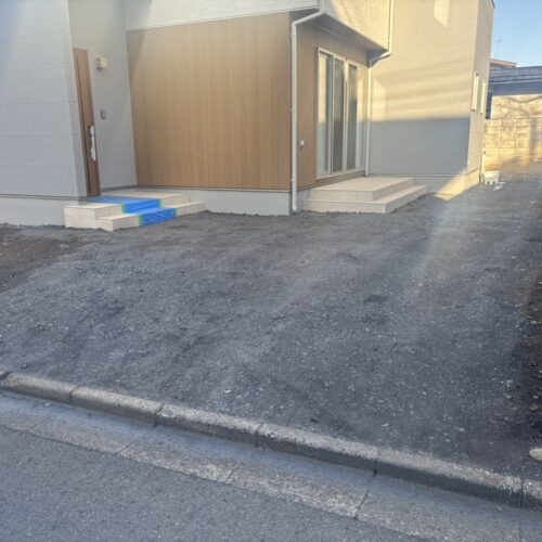 本日は工事着工前のご近隣へのご挨拶にお伺いさせて頂きました。お待たせ致しました外構工事着工となります。