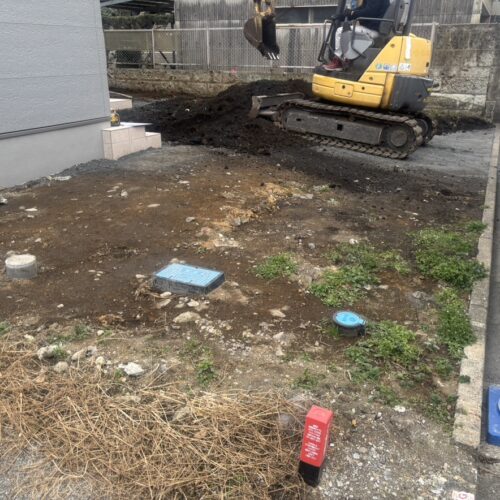 本日より工事着工となります。駐車場部分の掘削作業より作業開始となります。