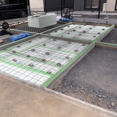 駐車場のコンクリートの部分は凍害対策仕様となります。スタイロフォームを入れてコンクリートの打設となります。