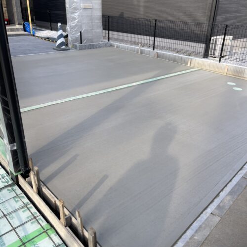 1回目の駐車場部分のコンクリートの打設作業も終わりまして動物避けネットを掛けてコンクリートの養生となります。