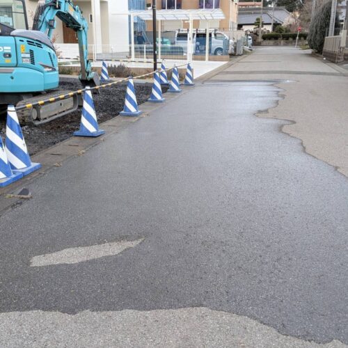 掘削作業後に前面道路の清掃の実施にて水洗いにて清掃を致します。
