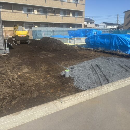 お待たせ致しました本日より外構工事着工となります。掘削作業より工事開始です。