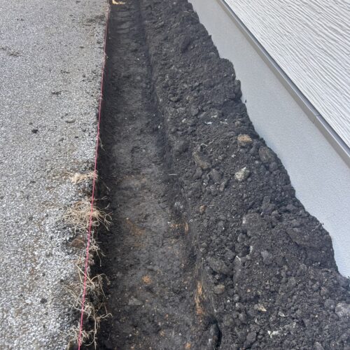 北側の境界部分を手掘り作業にての掘削作業となります。