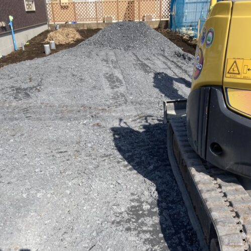 駐車場のコンクリート部分の下地砕石入れ作業です。