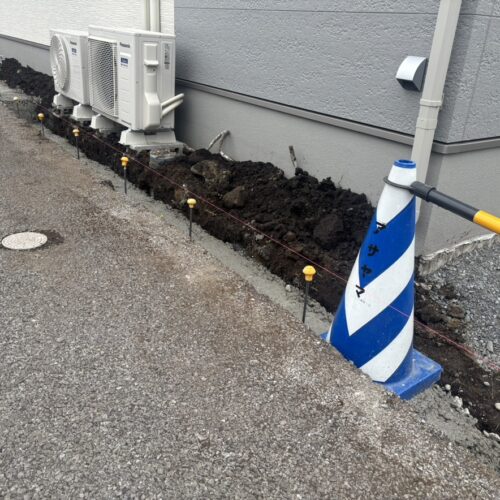 北側境界部分のブロックのベースコン養生となります。