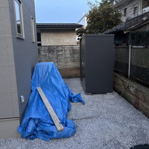 お庭側への物置きの設置作業となります。