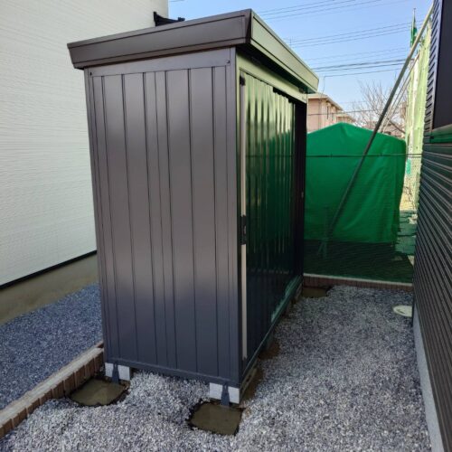 お庭側への物置きの設置作業となります。