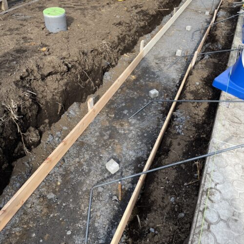 南面道路側のブロック型枠背筋組み作業となります。