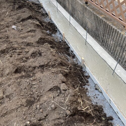 南側道路側と東側のベースコンクリート打設作業となります。