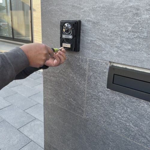 門袖のインターホン取り付け作業となります。