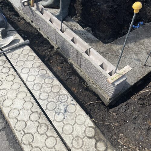 南側道路側と東側のブロック積み作業となります。