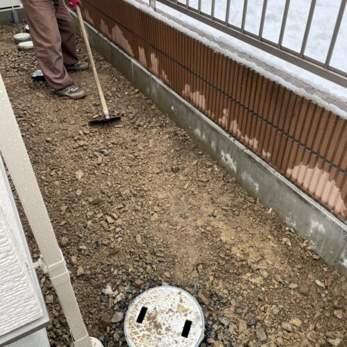 建物廻りの6号砕石の敷き込みの為のスキトリ作業となります。