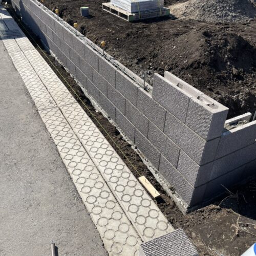 南側の道路側と東側の境界側のブロック積み作業となります。