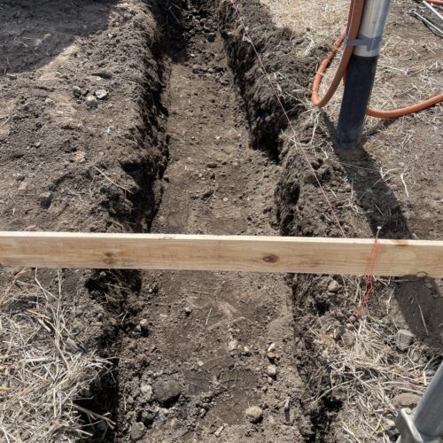 本日より工事着工となり。西側の境界側の掘削作業より開始です。