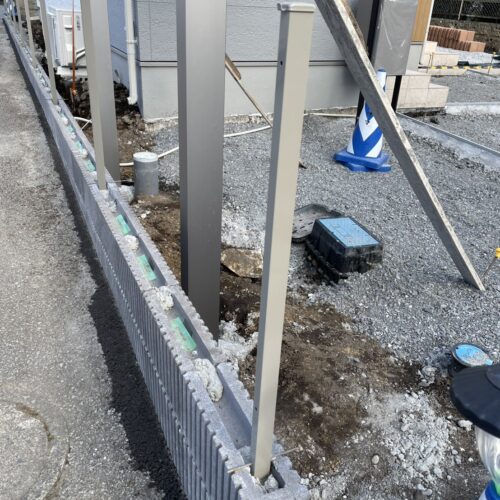 境界北側のフェンスの柱建て作業です。