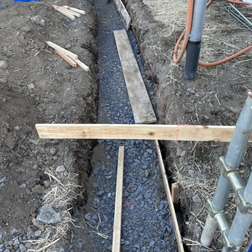 砕石入れ後ベース型枠組みの作業となります。