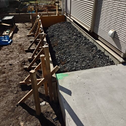 お庭のテラスコンクリートの型枠組み作業となります。