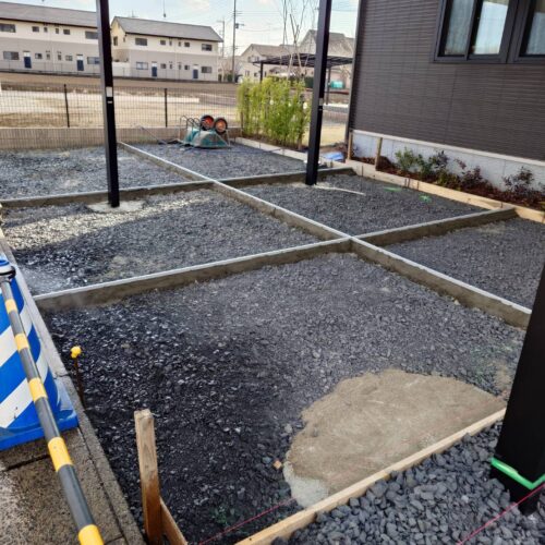 カーポート駐車場部分の見切りエキスパンタイの設置となります。