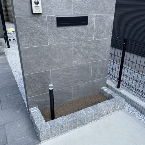 門袖ポストのコーキング養生の完了です