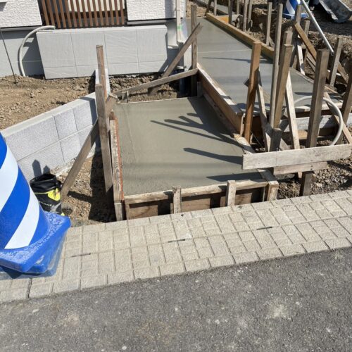 アプローチ部分のタイル部分の下地コンクリートの打設作業となります。