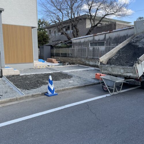 砕石入れ、土間コン打設の準備作業となります。