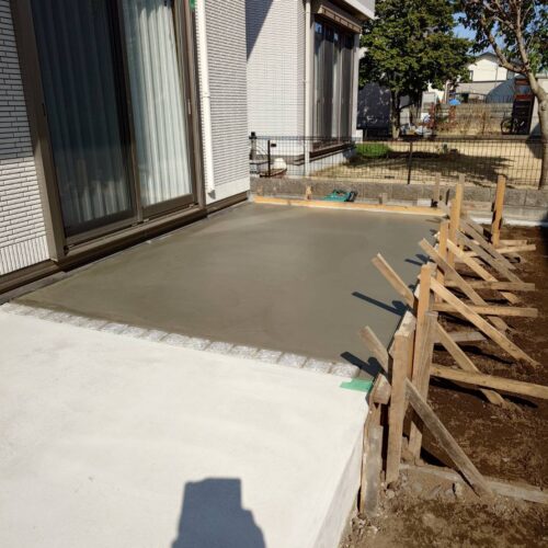 お庭のテラス部分にメッシュ筋を敷いて土間コンクリートの打設作業となります。