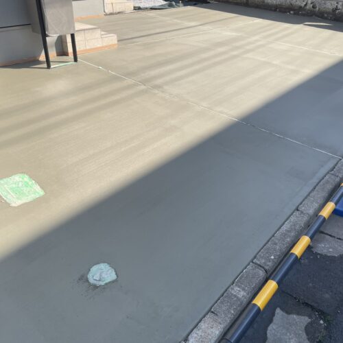 駐車場部分の土間コンクリート打設作業となります。