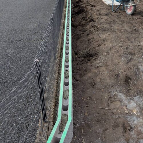 西側の境界側のブロック積み作業となります。