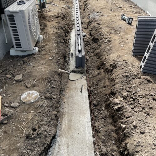 西側の境界側のブロック積み作業となります。