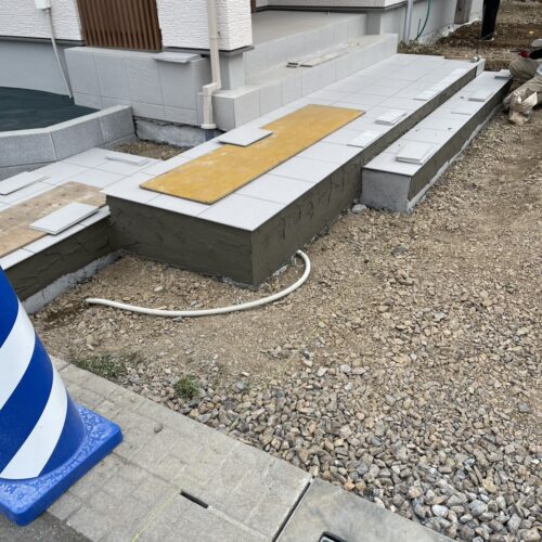 玄関前のアプローチ部分のタイル張り作業となります。