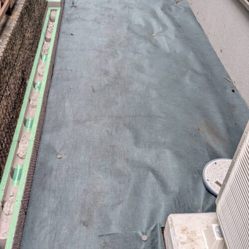 建物周り防草シート敷きです。この後チャート砕石を入れていきます。