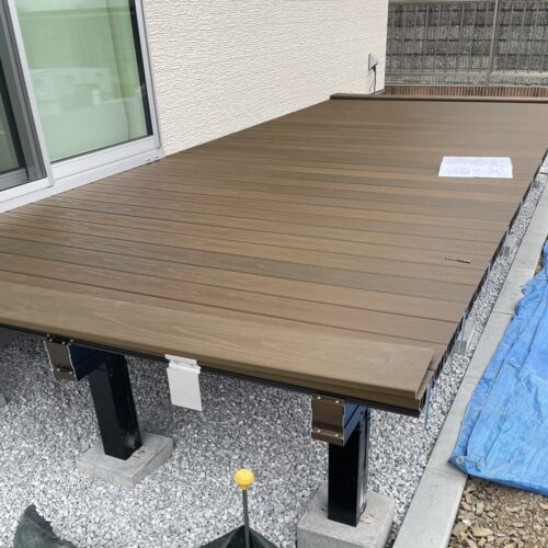 ウッドデッキの取り付け作業となります。