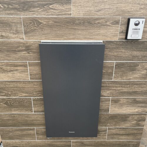 本日はお客様の立ち会いのもと表札の取り付け作業となります。