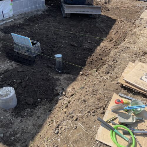 西側境界のブロック積みが終わり、駐車場部分の掘削作業となります。