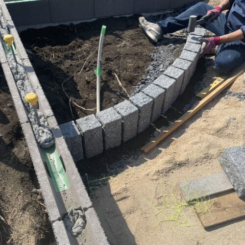 花壇部分のグラニートの小端建て作業となります。