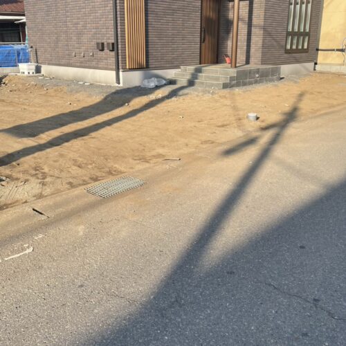 本日は工事着工前のご近隣へのご挨拶にお伺いさせて頂きました。お待たせ致しました外構工事着工となります。