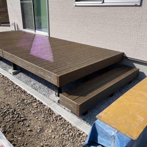 テラスのウッドデッキの設置作業となります。段床部分の設置作業まで完了となります。