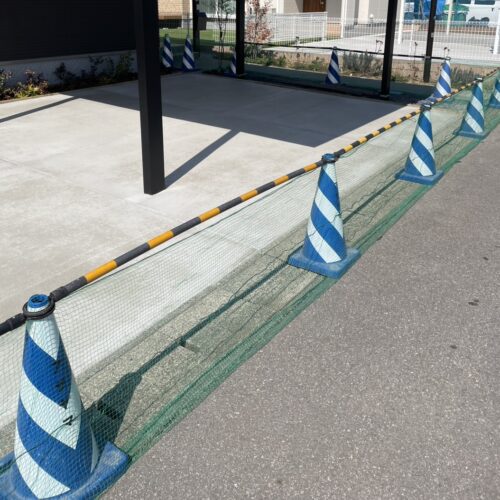 カーポート駐車場部分の土間コンクリートの養生中となります。