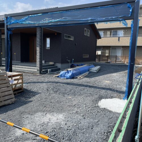 シャッターの外観設置も完了し、明日シャッターの取り付け作業となります。