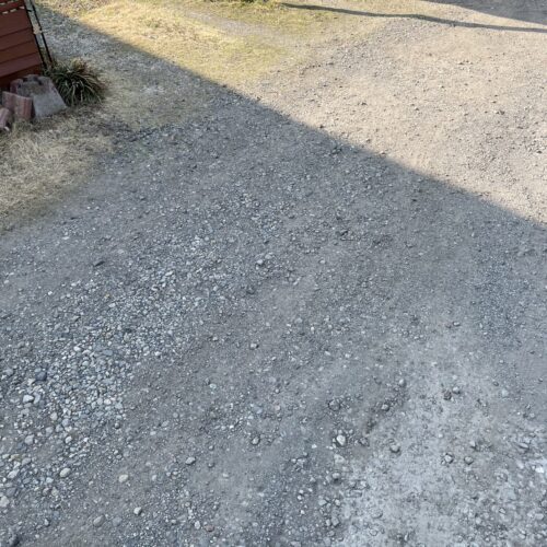 本日は工事着工前のご近隣へのご挨拶にお伺いさせて頂きました。お待たせ致しました駐車場外構工事着工となります。