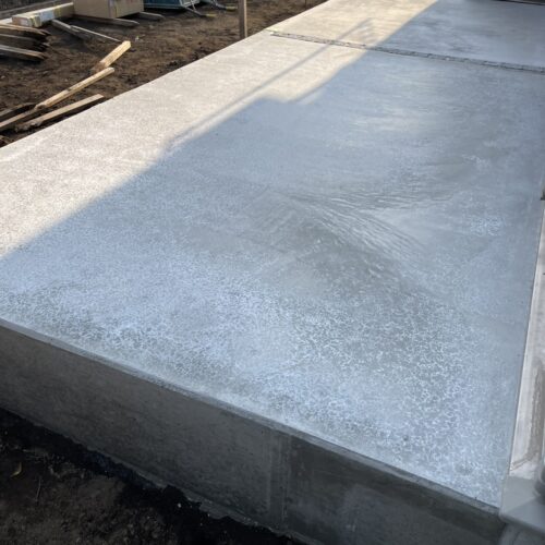 本日はお庭のテラス部分のコンクリート脱枠作業となります。