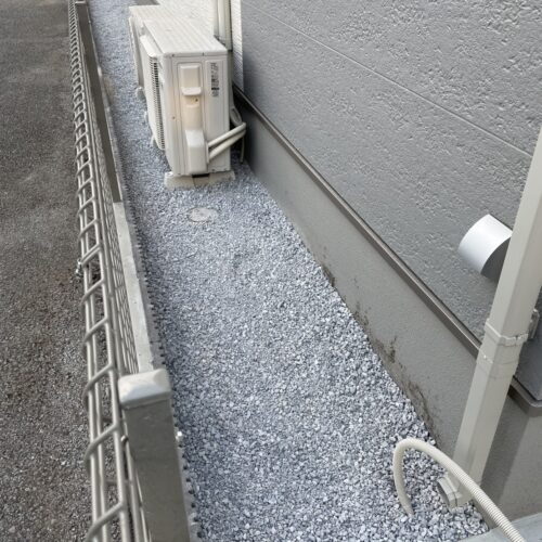 本日は建物廻りの防草シート及び6号砕石の敷き込み作業となります。