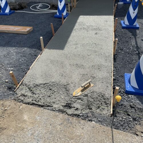 駐車場アプローチ部分の下地コンクリートの打設作業となります。
