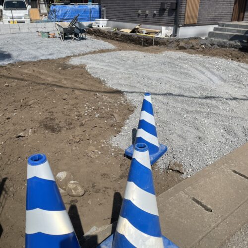 本日は掘削及び砕石入れの作業となります。