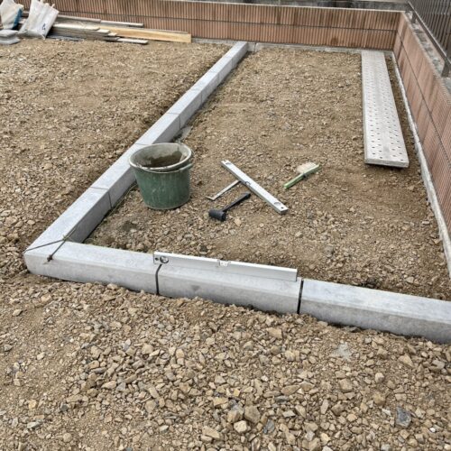 お庭側に物置き設置の為のコンクリート見切りの設置となります。