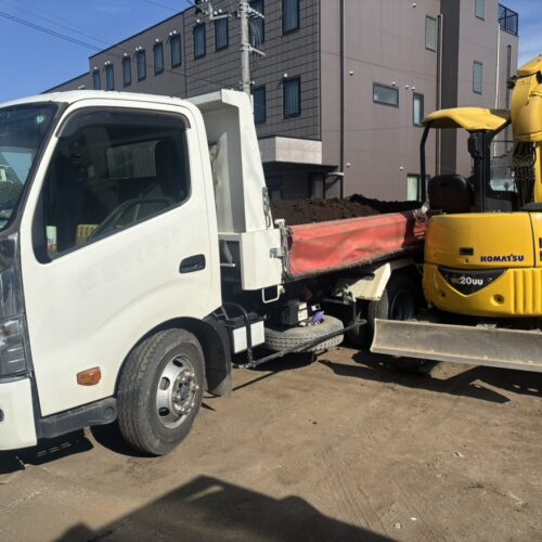 本日より工事着工となります。重機を回送して掘削作業より開始です。