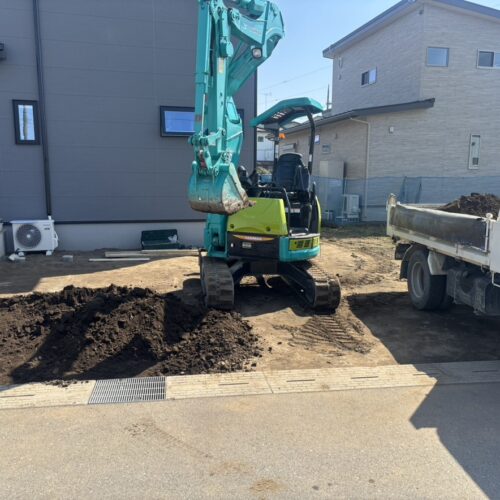 本日より工事着工となります。駐車場部分の掘削作業より開始です。