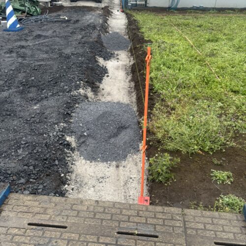 西側境界ブロック部分の掘削及び砕石入れ作業となります。