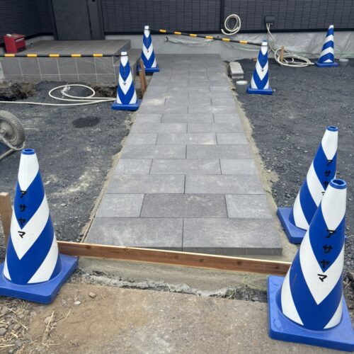 アプローチ部分のオールラウンドペイブラフィーの平板敷き作業となります。