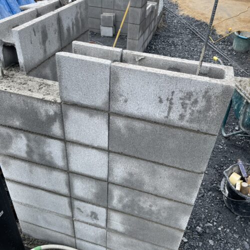 塗り壁部分の下地、門袖ブロック積み作業となります。